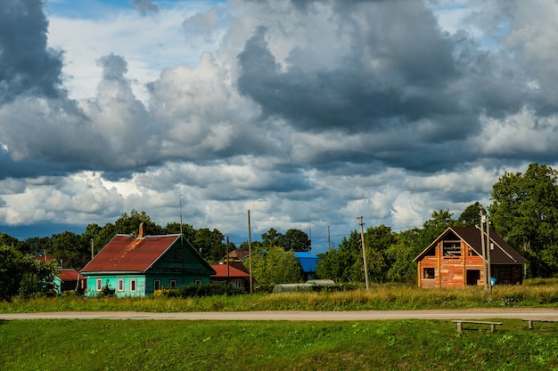 Huizen in het oude dorp van Koporye, Leningradskaya Oblast, Rusland.