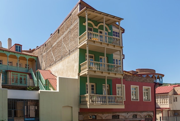 Huizen in tbilisi, georgië, geel huis met blauwe balkons. huizen in tbilisi, georgië.