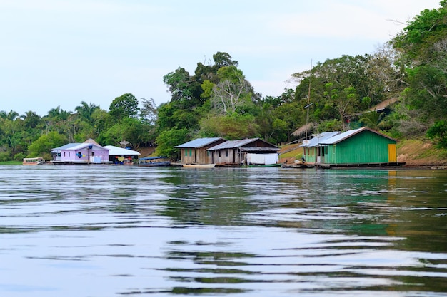 Huizen langs de Amazonas rivier Braziliaanse wetland regio Bevaarbare lagune Zuid-Amerika landmark