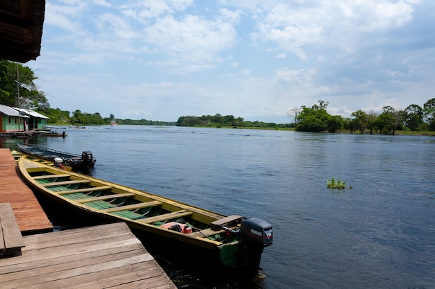 Huizen langs de Amazonas-rivier. Braziliaanse wetland regio. Bevaarbare lagune. Zuid-Amerika oriëntatiepunt.