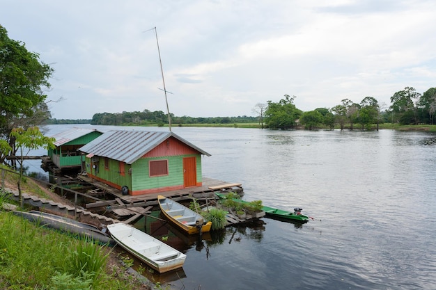 Huizen langs de amazonas-rivier. braziliaanse wetland regio. bevaarbare lagune. zuid-amerika oriëntatiepunt.