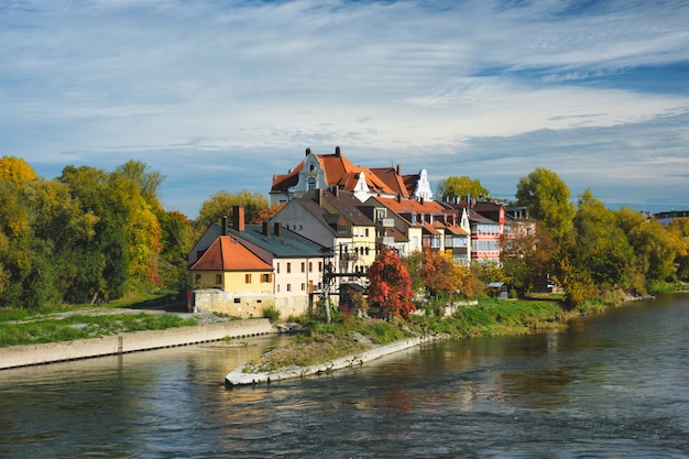 Huizen langs de rivier de Donau. Regensburg, Beieren, Duitsland