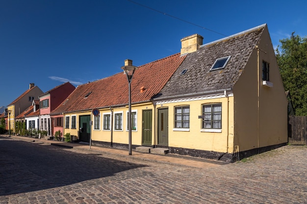 Foto huizen langs de straat tegen de lucht in de stad