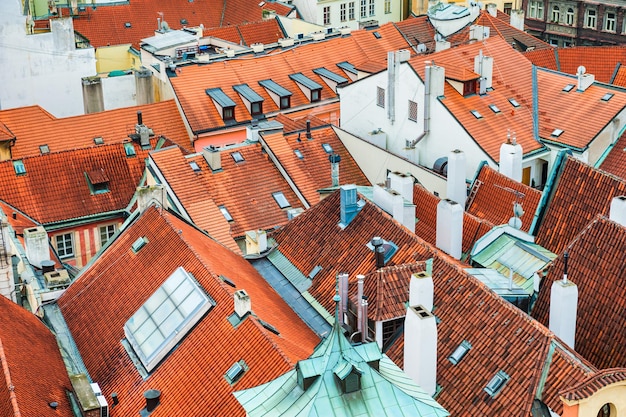 Huizen met traditionele rode daken in Praag, Tsjechië