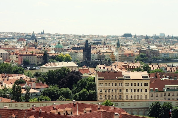 Foto huizen met traditionele rode daken op het oude stadsplein van praag in tsjechië czech