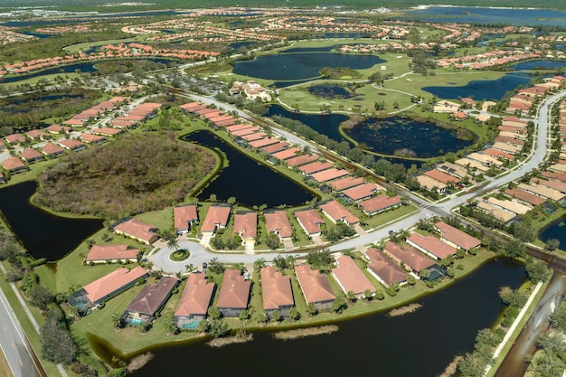 Huizen onder water door orkaan Ian regenval in woonwijk Florida Gevolgen natuurramp