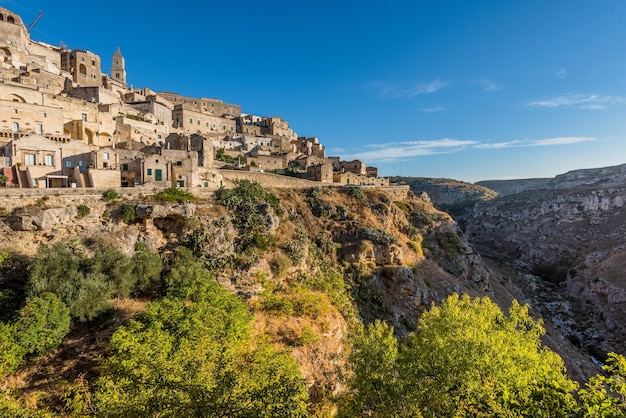 Huizen op de berg bij sassi di matera tegen een blauwe hemel