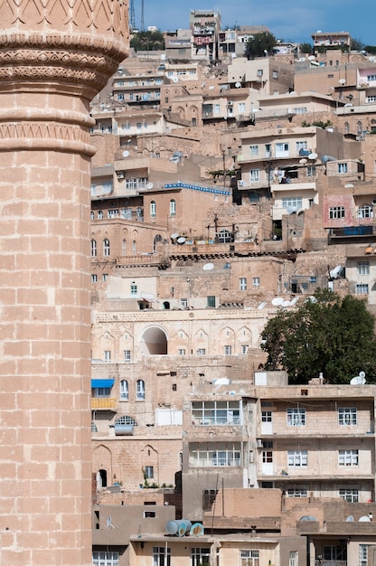 Huizen op de rots in Mardin, prachtige stad in Turkije
