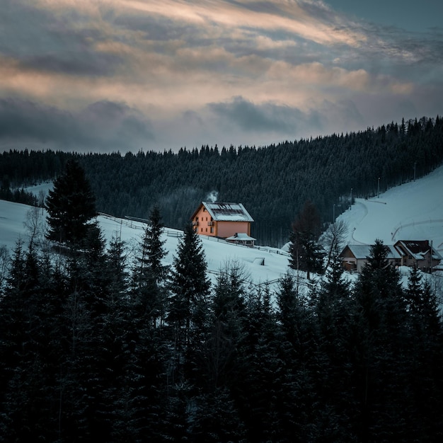 Huizen op de winterheuvel
