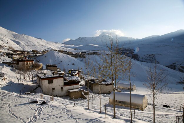 Huizen op een besneeuwde berg tegen de lucht