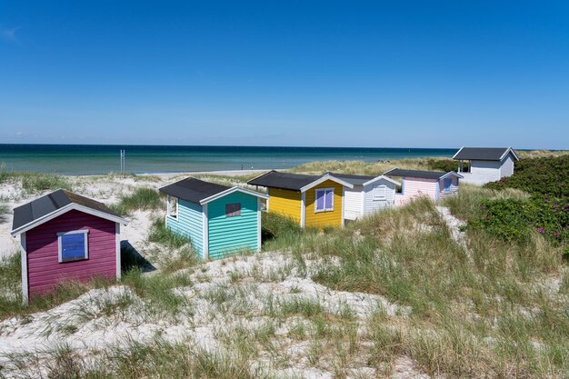 Foto huizen op het strand tegen een heldere lucht