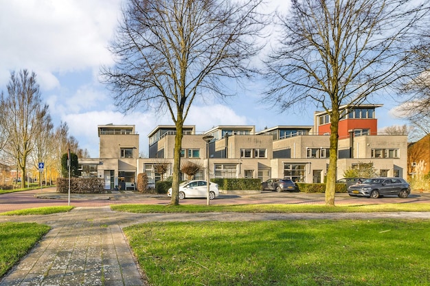 Huizen op het veld tegen de lucht