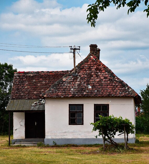 Huizen op het veld tegen de lucht