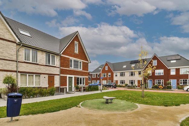 Huizen op het veld tegen de lucht