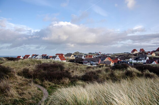 Foto huizen op het veld tegen de lucht