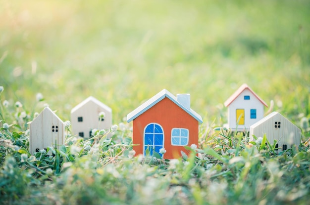 Huizen op het veld tegen huis