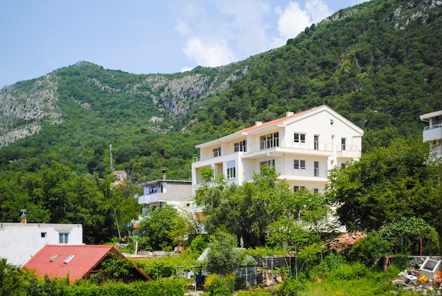 Huizen stad Budva zijn op de top van de berg.