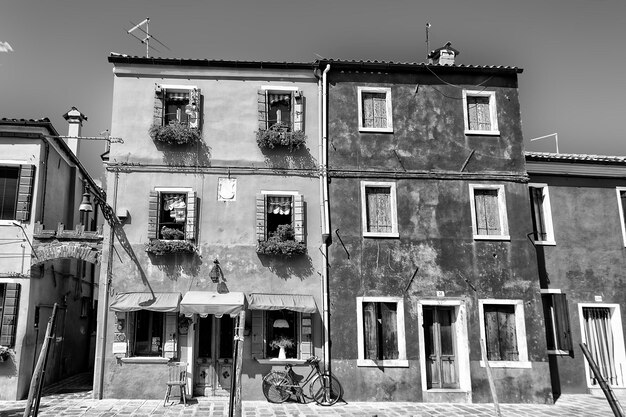 huizen van Burano Venetië in zwart-wit