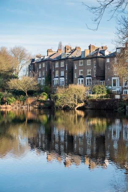 Huizenrij aan een meer in hampstead in londen