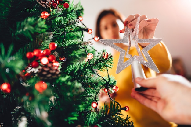 Hulp bij het versieren van kerstboom