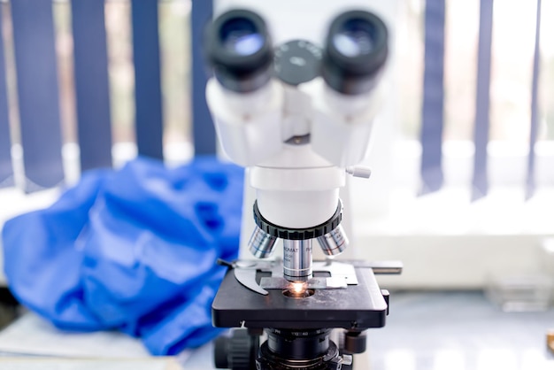 Foto hulpmiddelen en gadgets voor chemische laboratoriummicroscopen wetenschappelijke en medische onderzoeksapparatuur