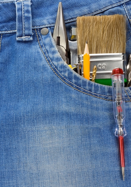 Hulpmiddelen en instrumenten in oude spijkerbroek