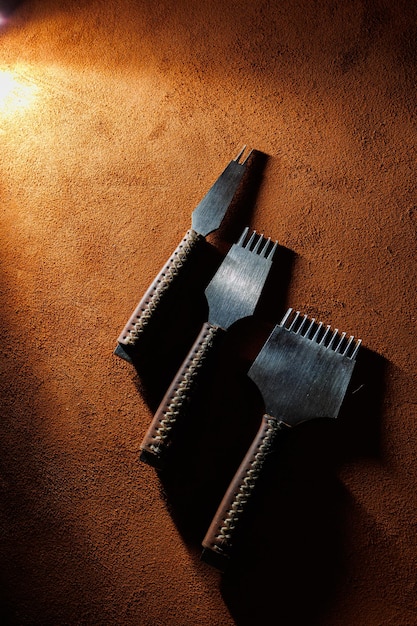 Hulpmiddelen voor het maken van lederwaren en stukken bruin leer Productie van lederwaren Van bovenaf bekijken