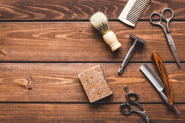 Hulpmiddelen voor het snijden van het bovenaanzicht van de baardkapper op houten achtergrond