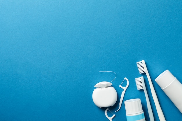 Hulpmiddelen voor tandheelkundige zorg op blauwe achtergrond, ruimte voor tekst