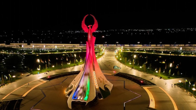 写真 夜のタシケント市の新ウズベキスタン公園にあるヒューマ鳥の記念碑