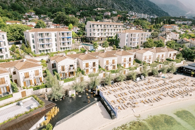 Huma kotor bay hotel en villa's met privé strand aan de voet van de groene bergen montenegro