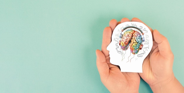Foto cervello umano con cuffie e note musicali social media cura di sé e concetto di salute mentale