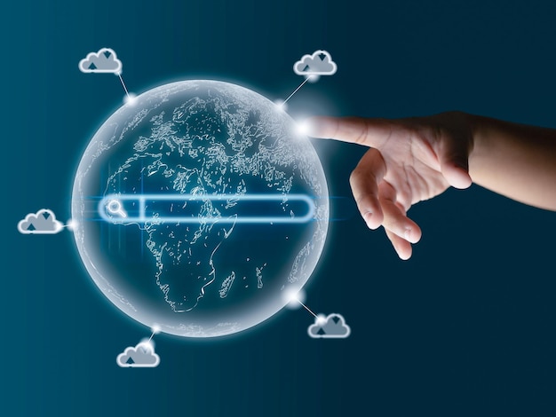 Человеческий палец указывает на модель мира. Отображает передачу данных по всему миру. Глобальная облачная система. Глобальная система связи через Интернет.