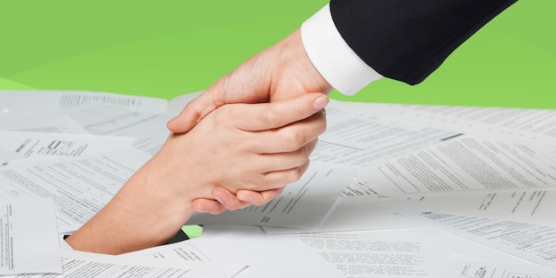Фото Человеческая рука держит руку и финансовый документ