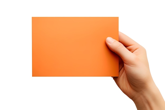 白い背景に隔離されたオレンジ色の紙やカードの白いシートを握っている人間の手