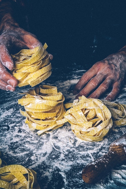 Foto mano umana che tiene il pane