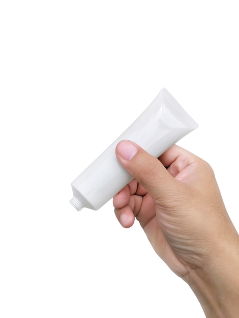 白い背景で隔離化粧品プラスチックチューブを保持している人間の手