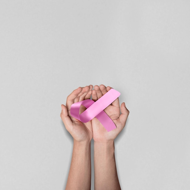 Фото Человеческая рука держит фиолетовые ленты