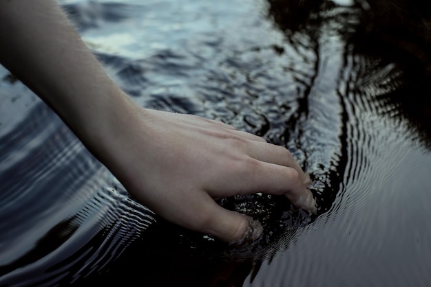 Foto mano umana in acqua