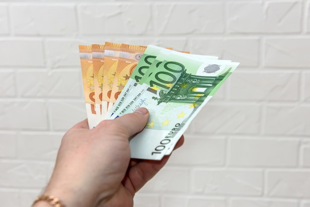 Mano umana con banconote in euro da vicino