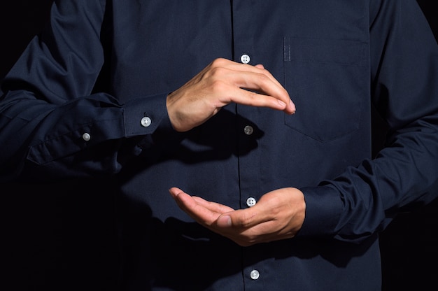 Фото Человеческие руки несут жесты в синей одежде
