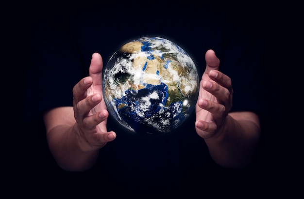 青い地球を保持している人間の手。 NASAから提供されたこの画像の要素