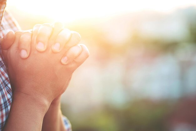 人間の手は手のひらを上げて礼拝を開きます空への訴えの神への信仰と信念を持って祈りますコンセプトの宗教と精神性を信じて希望または愛と献身の力の力フィラートーンヴィンテージ