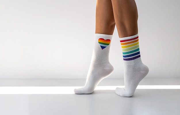 Foto gambe umane che indossano calze arcobaleno come bandiera lgbt