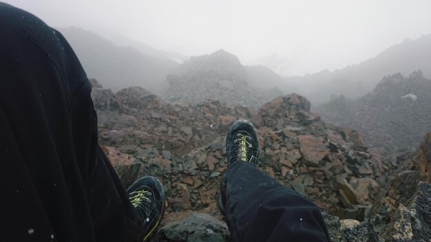 Photo human legs with mountain in background