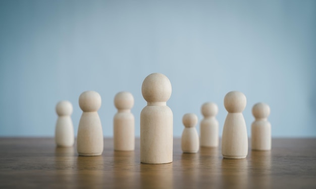 人力資源管理 (HRM) 人材採用 (Staff Recruitment) とは企業を率いる人材を集める人間の群れから人材を選ぶという概念です