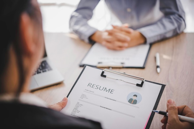 Foto responsabile delle risorse umane spiega il lavoro alla persona in cerca di lavoro prima di compilare un curriculum sul modulo di domanda per prendere in considerazione l'accettazione di un impiego nell'aziendax9