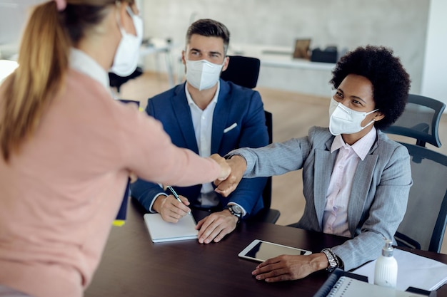 Pugno del team delle risorse umane che urta con un candidato durante un colloquio di lavoro