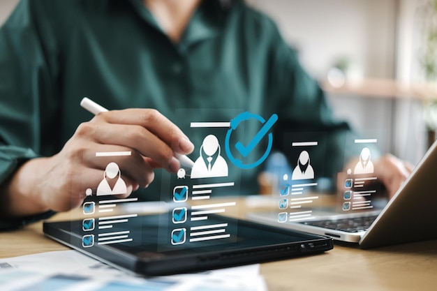 Human resources en recruitment concept Vergrootglas gericht op het icoon van professionele