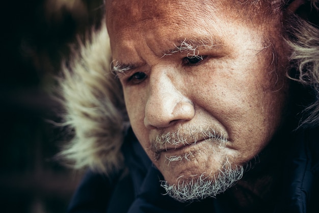 Foto concetto di diritti umani, vecchio uomo di povertà, ritratto di uomo povero